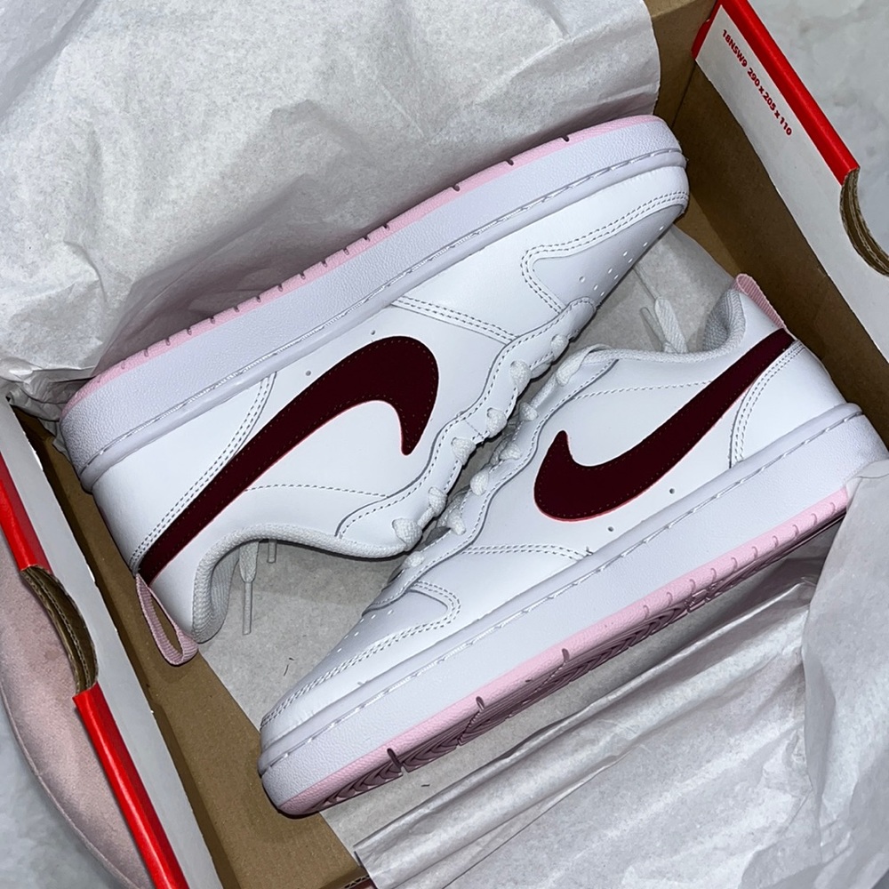 NEW NIKE LOW 2 SIZE 5Y/SIZE 7 WMNS
